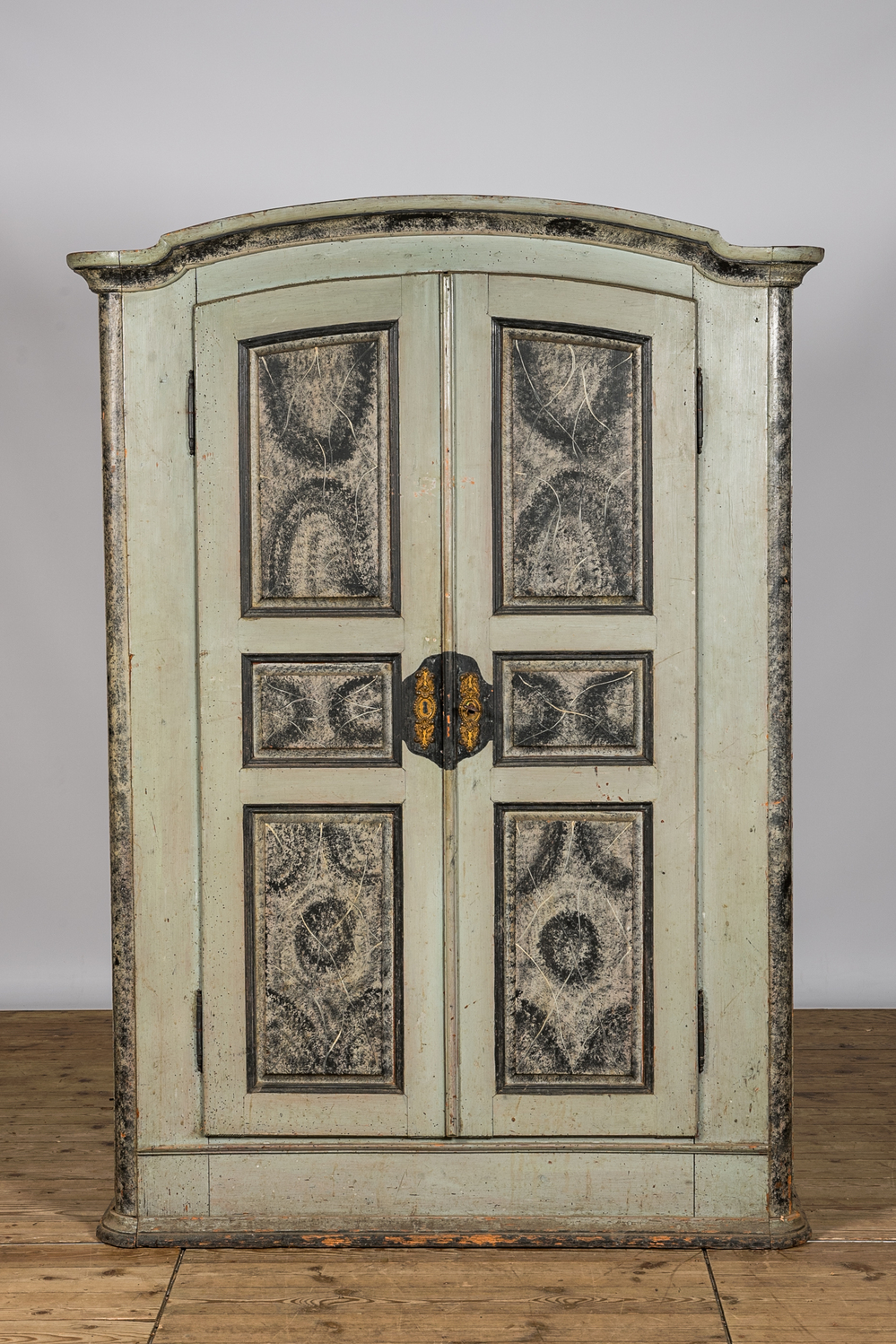 Een vermoedelijk Oostenrijkse gepatineerd houten linnenkast met twee deuren, 19e eeuw