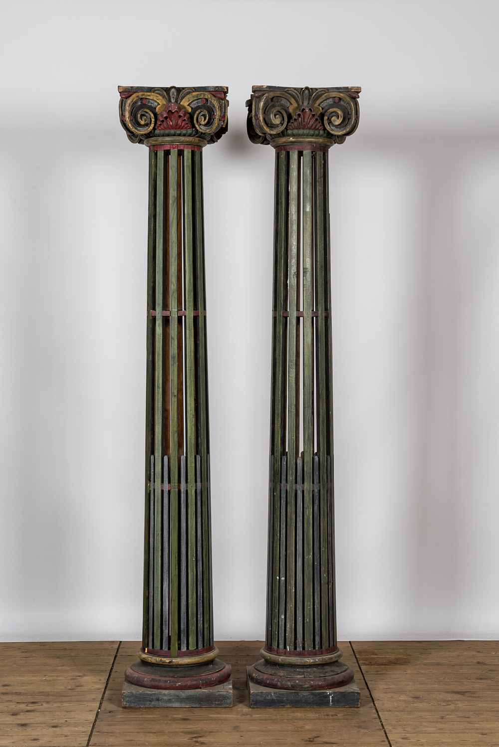 Une paire de colonnes en bois polychrome, 20&egrave;me