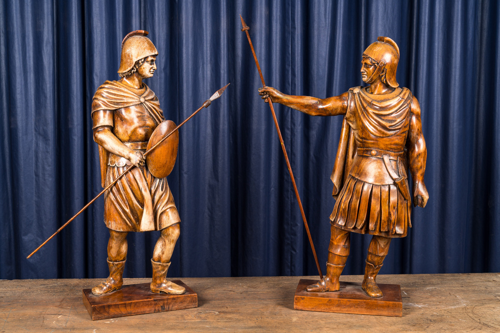 Een paar Italiaanse houten sculpturen van Romeinse soldaten, 20e eeuw
