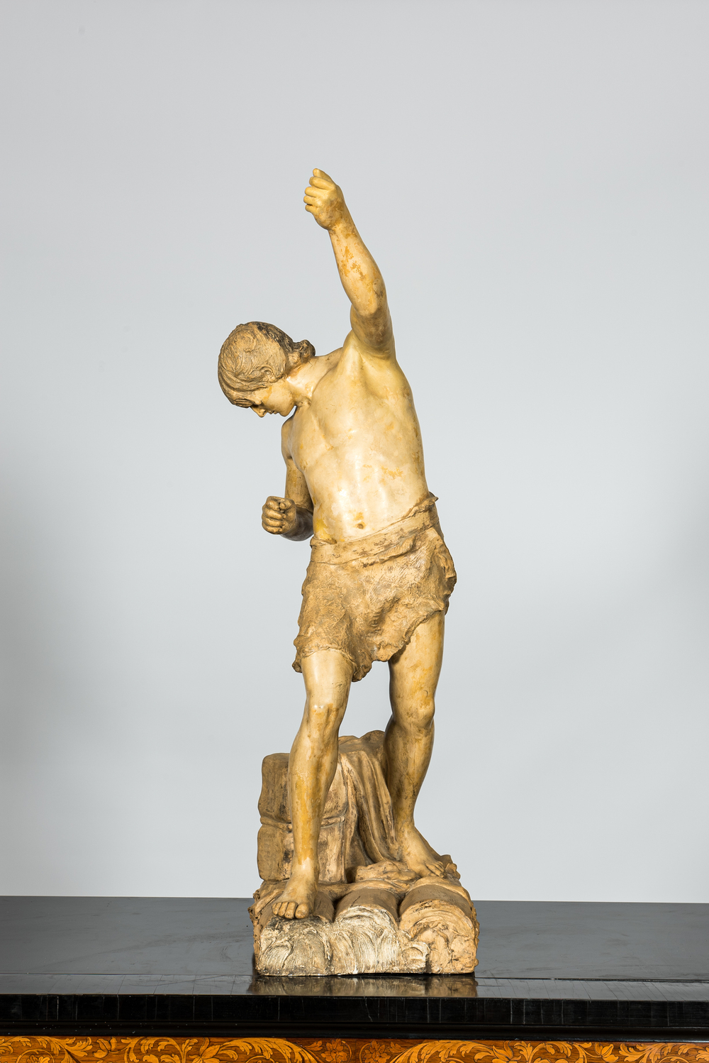 Sculpture en pl&acirc;tre patin&eacute; d'un jeune homme sur un radeau, 20&egrave;me