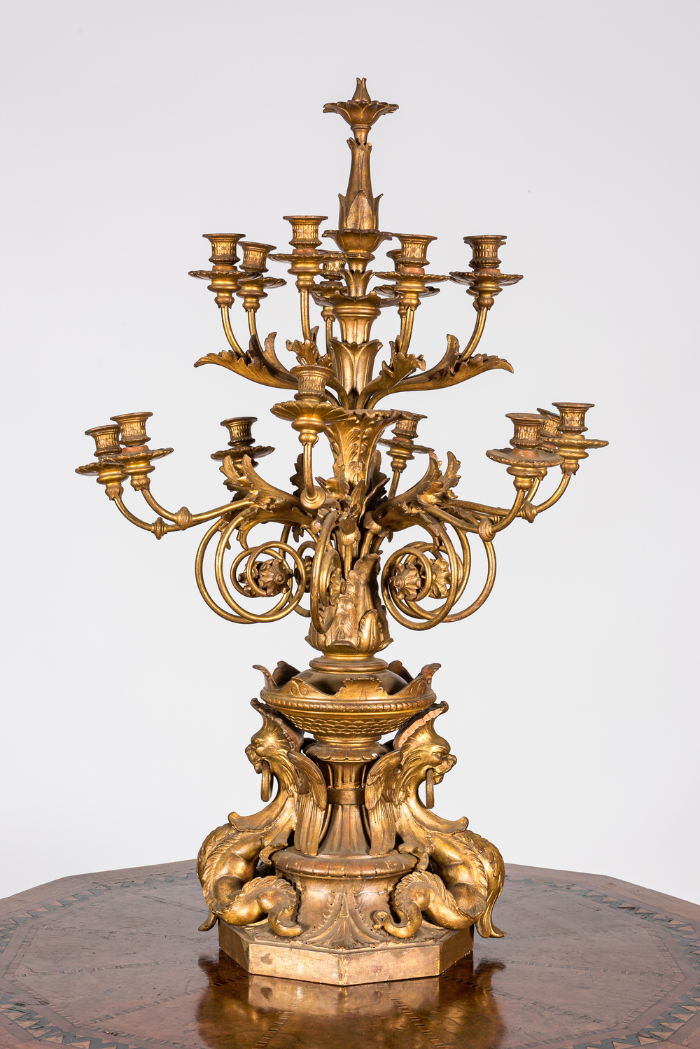 Impressionnant cand&eacute;labre en bois sculpt&eacute; et dor&eacute; mont&eacute; de calices en bronze, 19/20&egrave;me