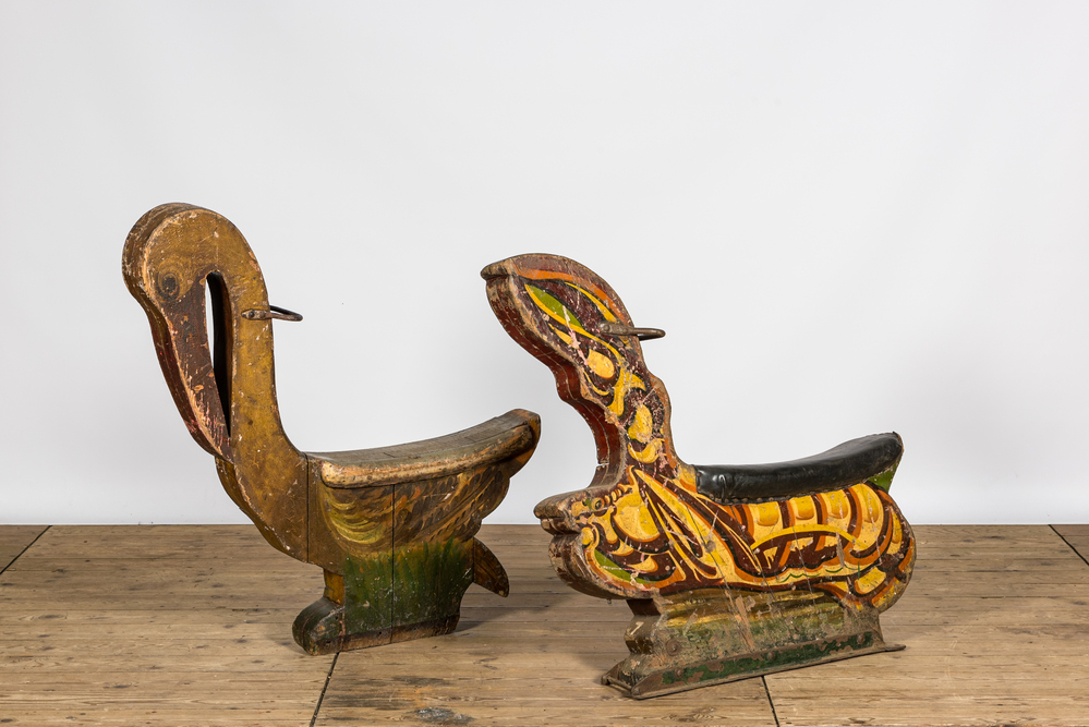 Deux figures de carrousel en bois polychrome en forme de p&eacute;lican et d'homard, 1&egrave;re moiti&eacute; du 20&egrave;me