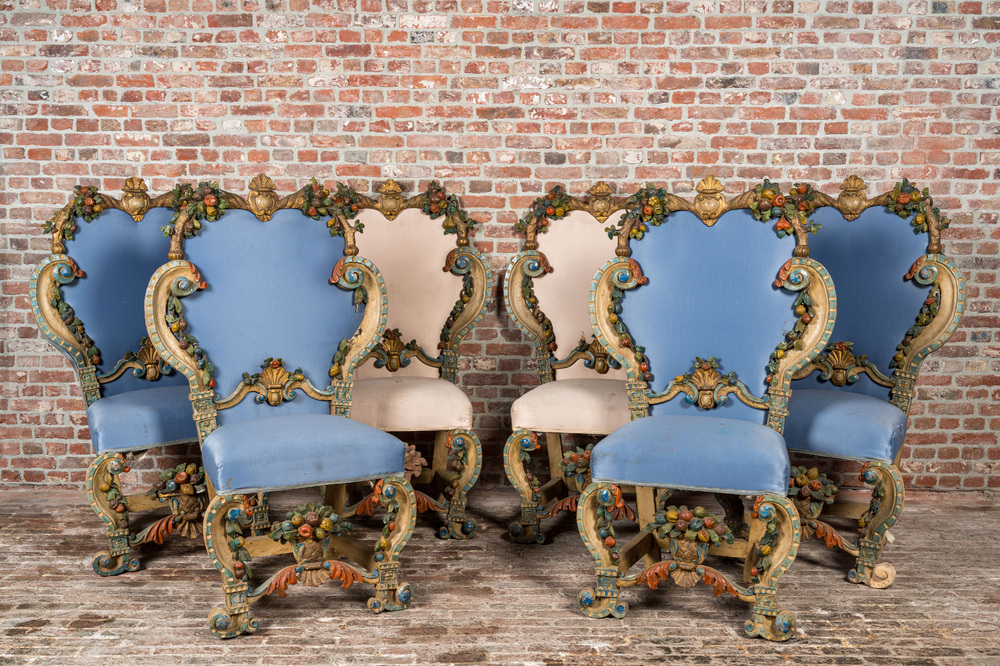 Zes Italiaanse polychrome houten stoelen in barokstijl met vruchten en zijden bekleding, 19e eeuw