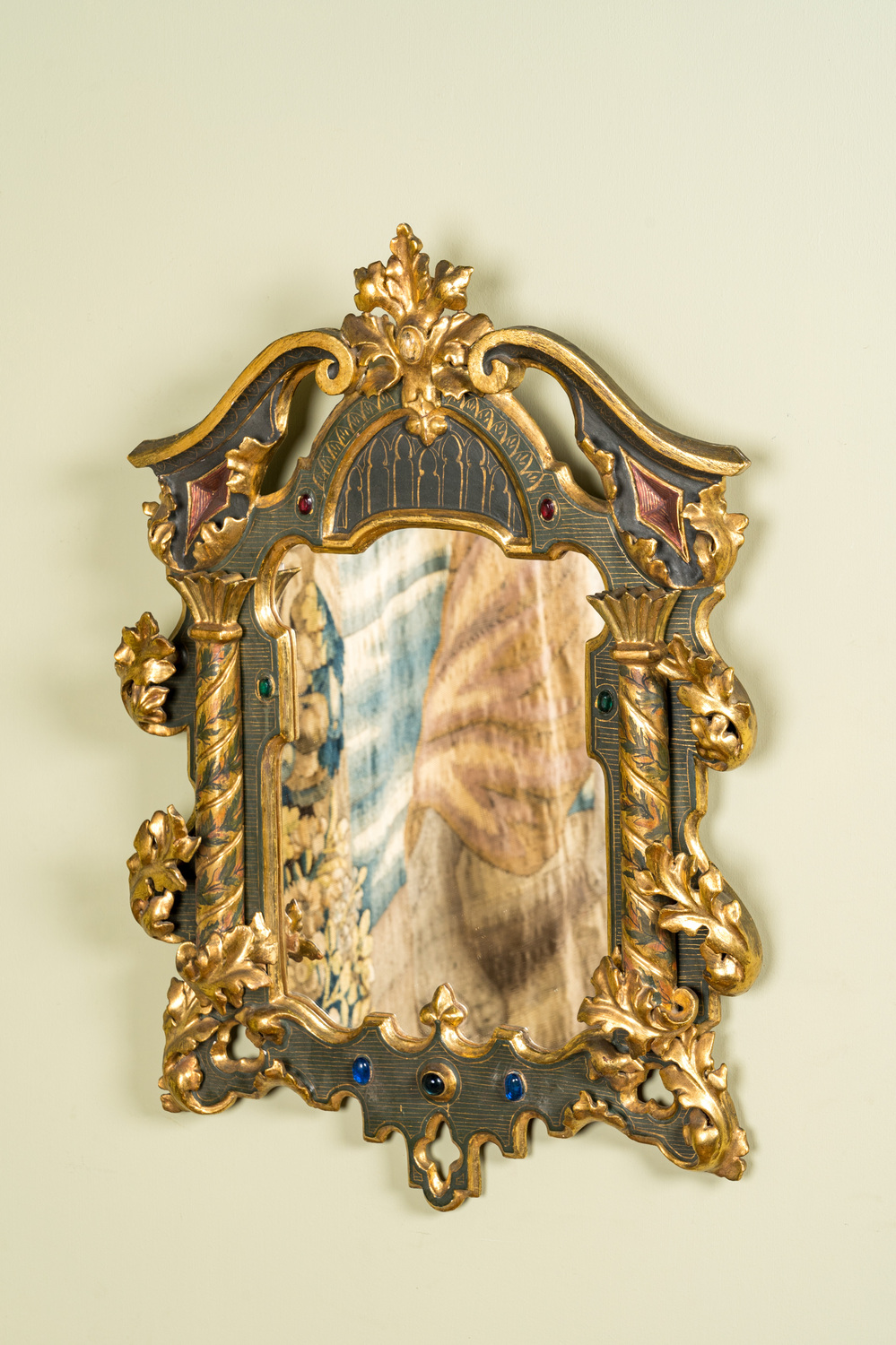 Een beschilderde en deels vergulde gesculpteerde houten spiegel met cabochons bezet, 19/20e eeuw