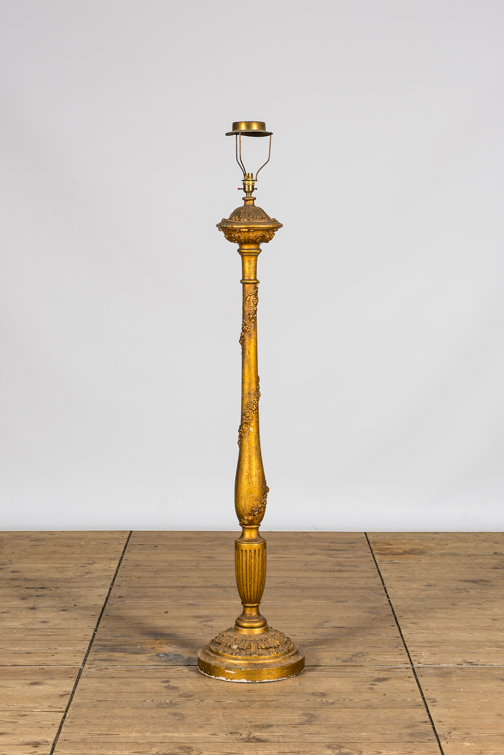 Een grote vergulde houten kandelaar tot lampvoet gemonteerd, 19e eeuw