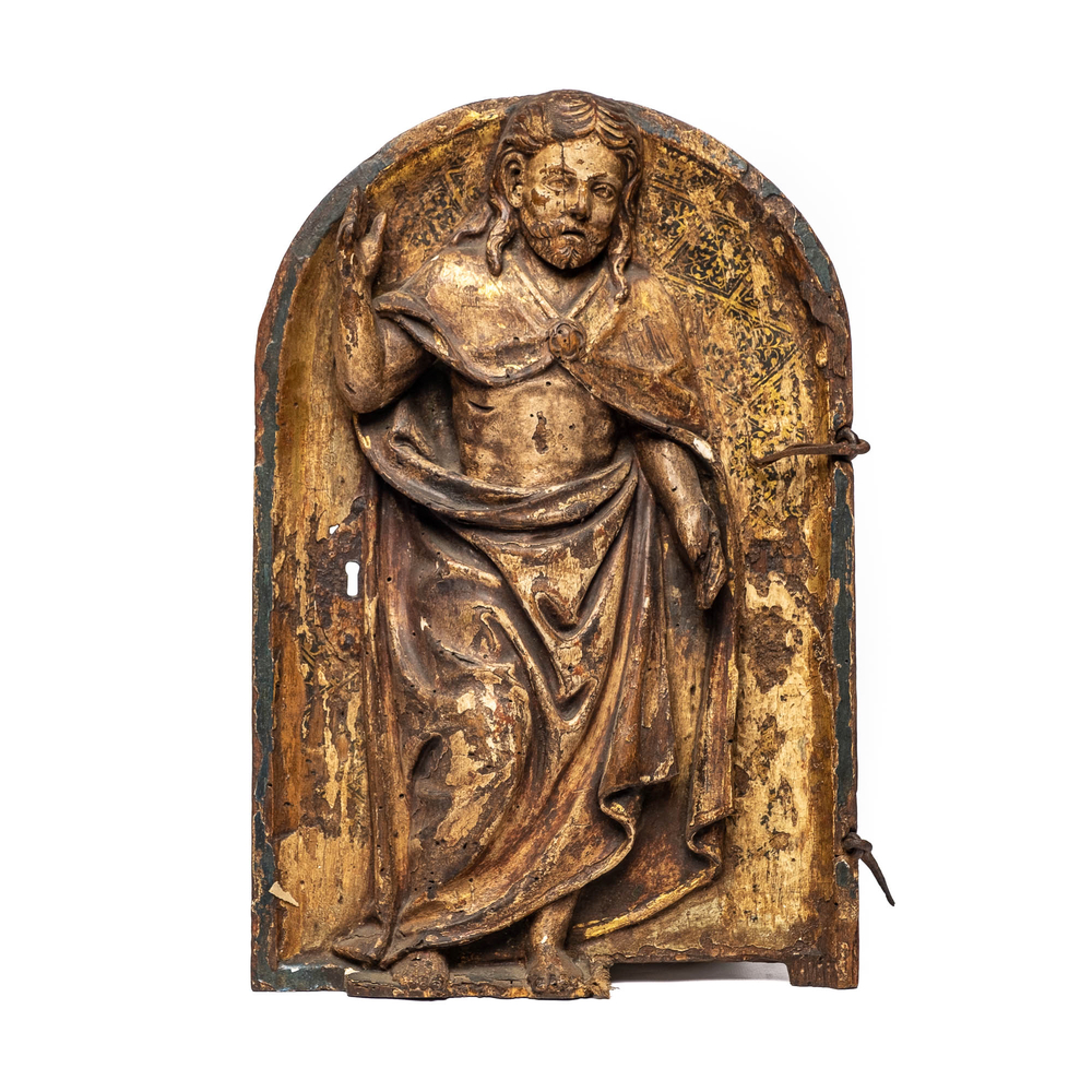 Porte de tabernacle hispano-flamande en noyer sculpt&eacute;, polychrom&eacute; et dor&eacute; repr&eacute;sentant le Christ ressuscit&eacute;, d&eacute;but du 16&egrave;me