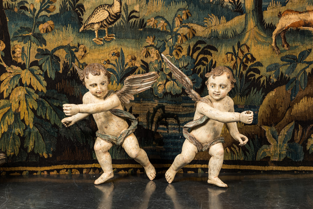 Een paar grote polychrome houten gevleugelde engelen, 19e eeuw