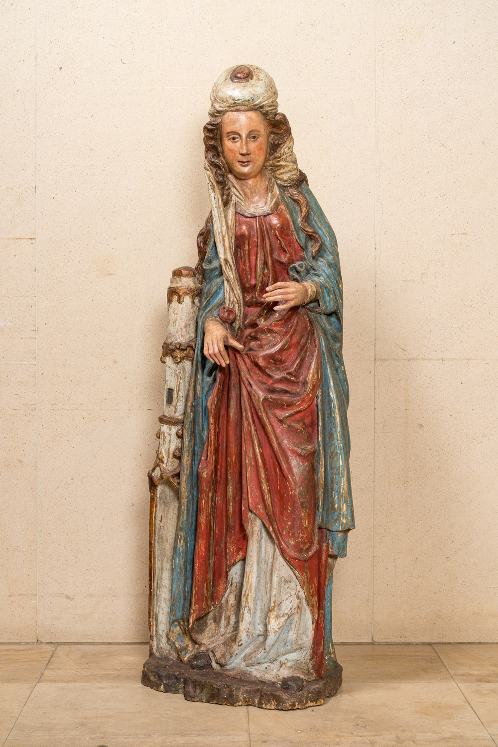 Een grote polychrome houten sculptuur van Sint-Barbara, Zuidelijke Nederlanden, midden 16e eeuw