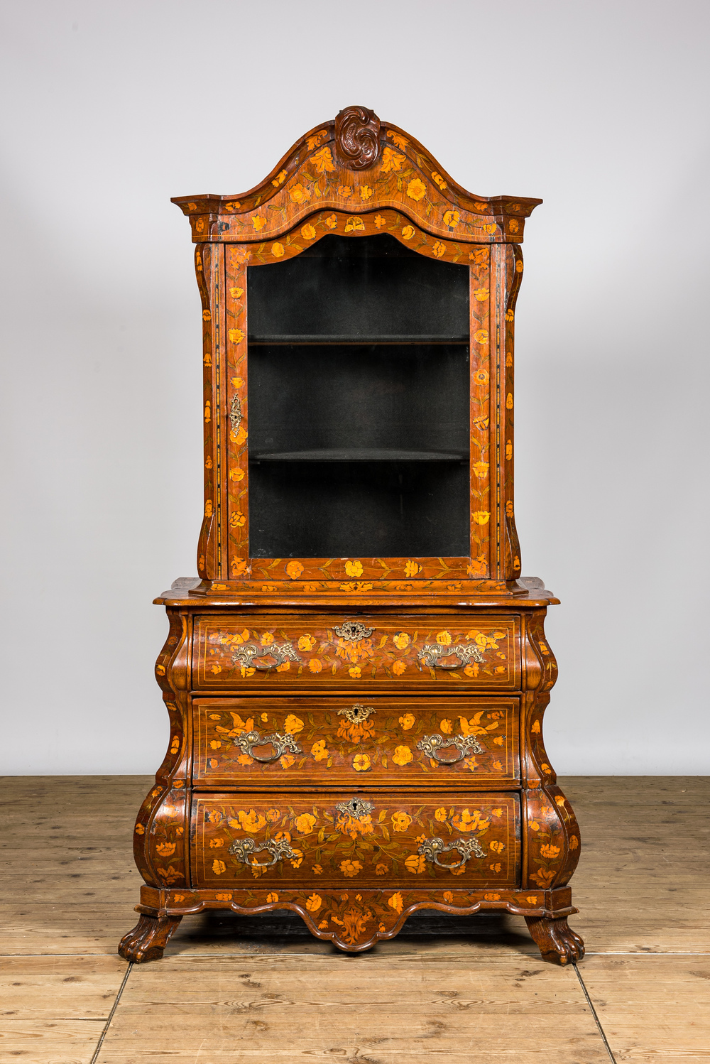 Une vitrine de style Louis XV en marqueterie &agrave; d&eacute;cor floral, Hollande, 19&egrave;me