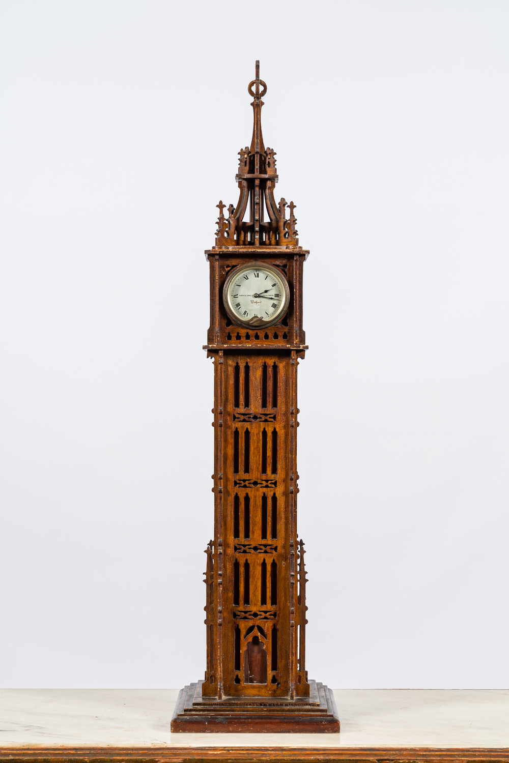 Horloge en bois de style n&eacute;o-gothique en forme de la tour Big Ben, vers 1900