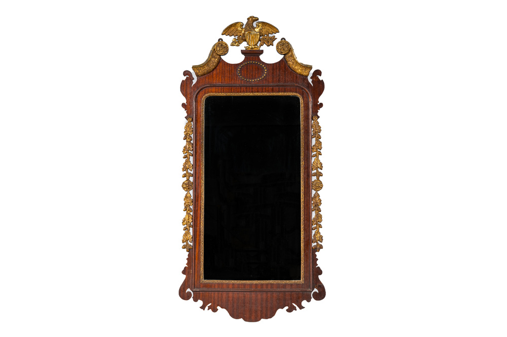 Een met verguld koper gemonteerde mahoniehouten spiegel met een Amerikaanse adelaar, 19/20e eeuw