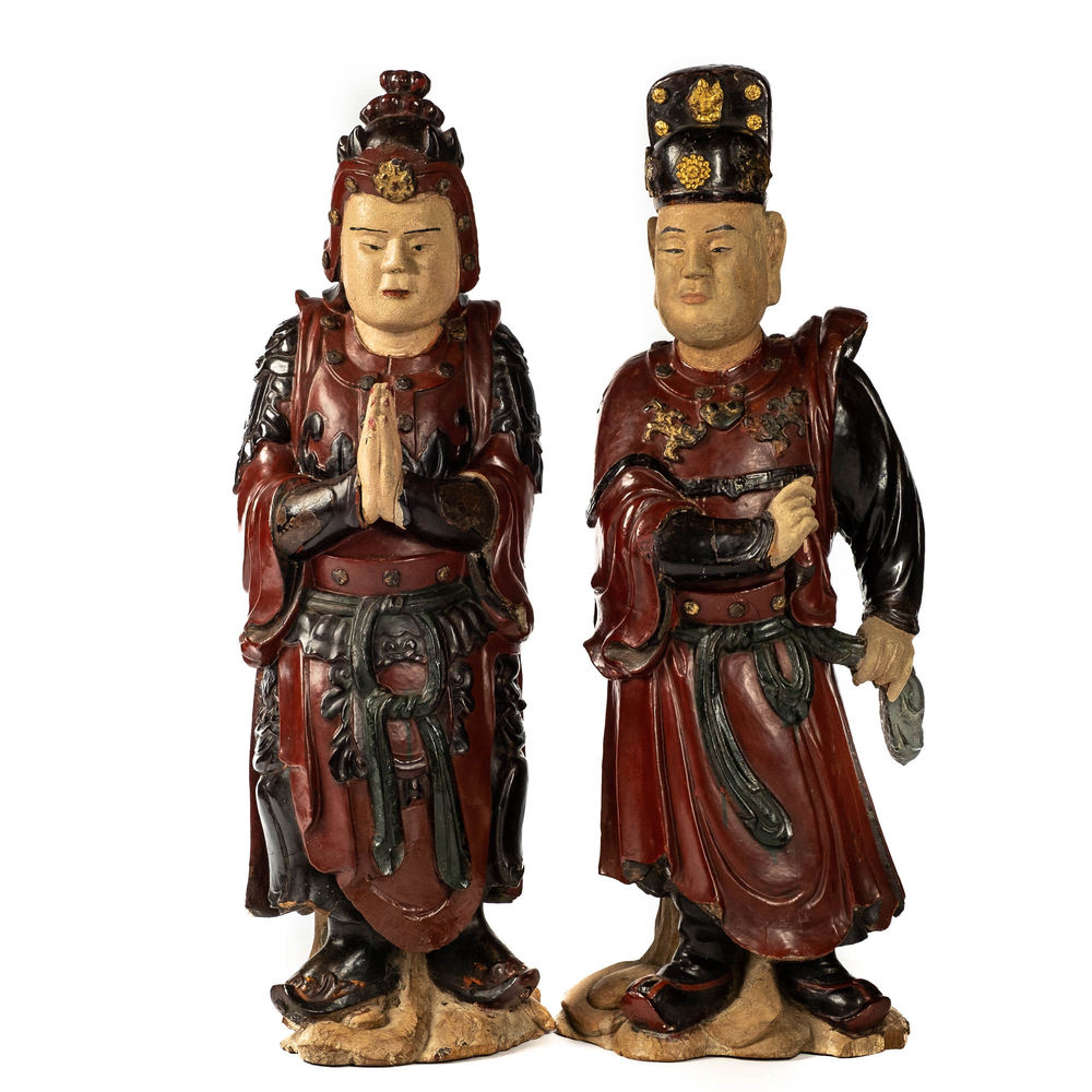 Een paar grote Chinese polychrome houten tempelwachters, 19e eeuw