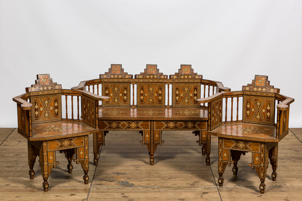 Een Noord-Afrikaans salongeheel bestaande uit een zitbank en twee armstoelen met intarsia, 20e eeuw