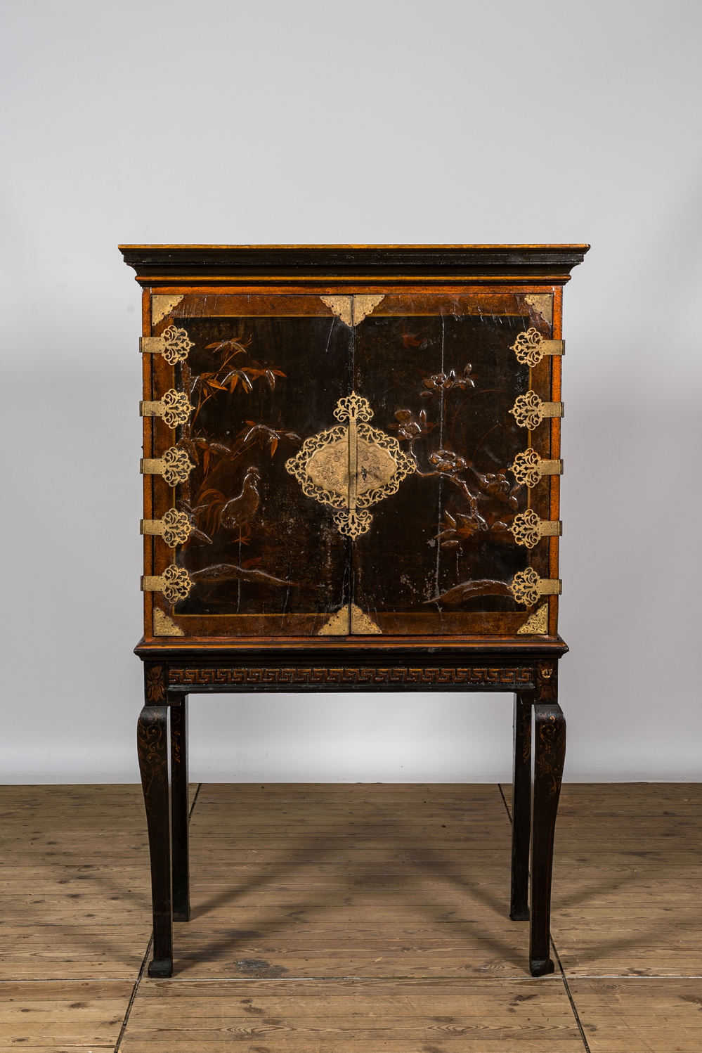 An English lacquered and painted chinoiserie cabinet on stand, 18/19th C.