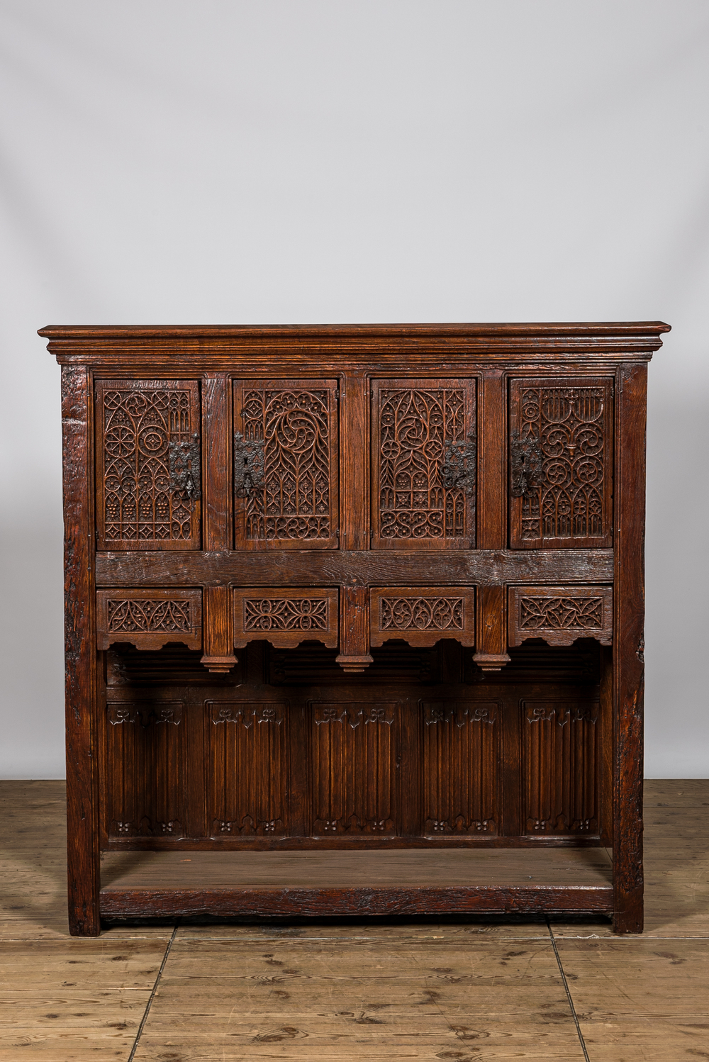 Een neogotische eikenhouten credenza, 19e eeuw