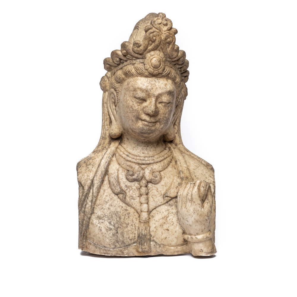 Een Chinese marmeren buste van Guanyin in Noordelijke Qi-stijl, 19/20e eeuw