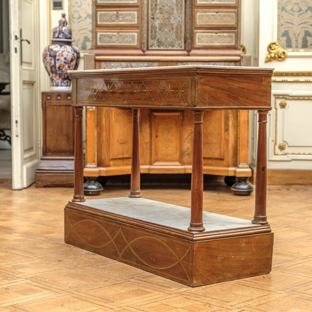Een Franse houten console met marmeren boven- en onderblad, 19e eeuw