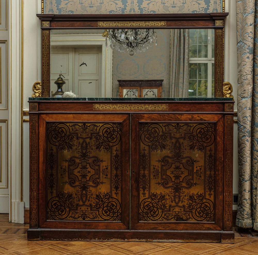 Een Frans Napoleon III-stijl spiegelbuffet met marmeren bovenblad in hout met koper ingelegd in de stijl van Boulle, 19e eeuw