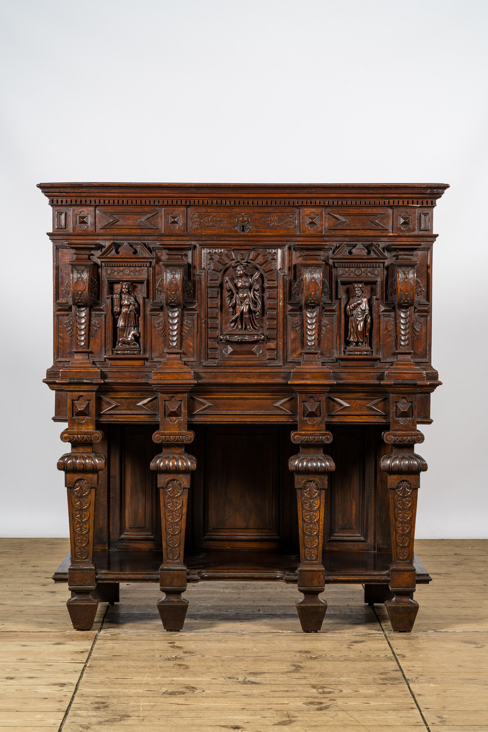 Een notenhouten kabinet op voet in historiserende stijl, 19e eeuw