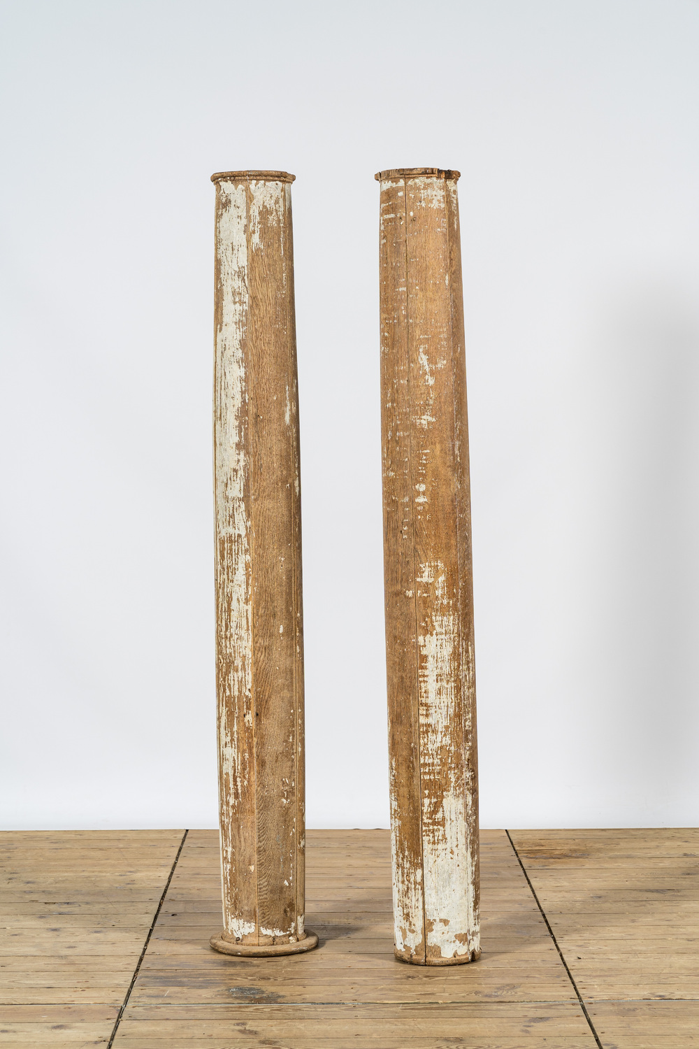 Een paar deels gepatineerd houten zuilen, 19e eeuw