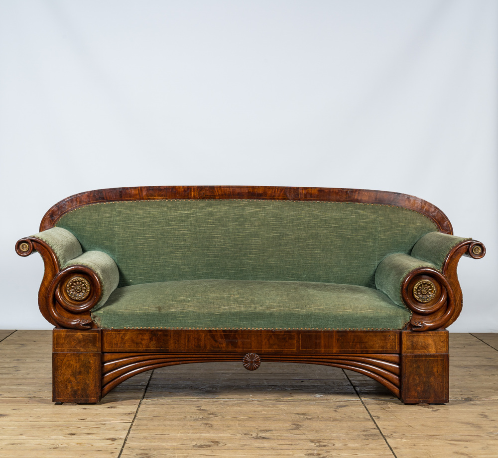 Een mahoniehouten Biedermeier sofa, 19e eeuw