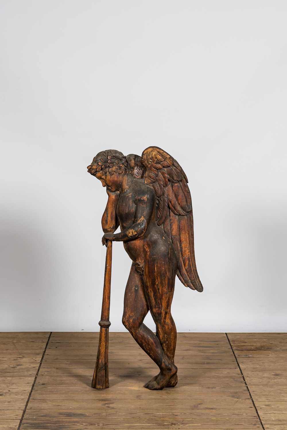 Een groot houten reli&euml;f met een engel die rust op zijn bazuin, 18e eeuw