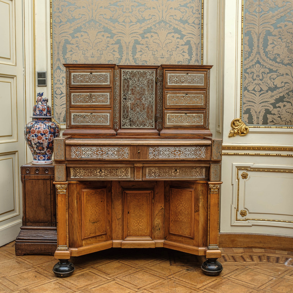 Bureau Boulle &agrave; gradin en bois sculpt&eacute; incrust&eacute; d'&eacute;tain, Allemagne, 18&egrave;me