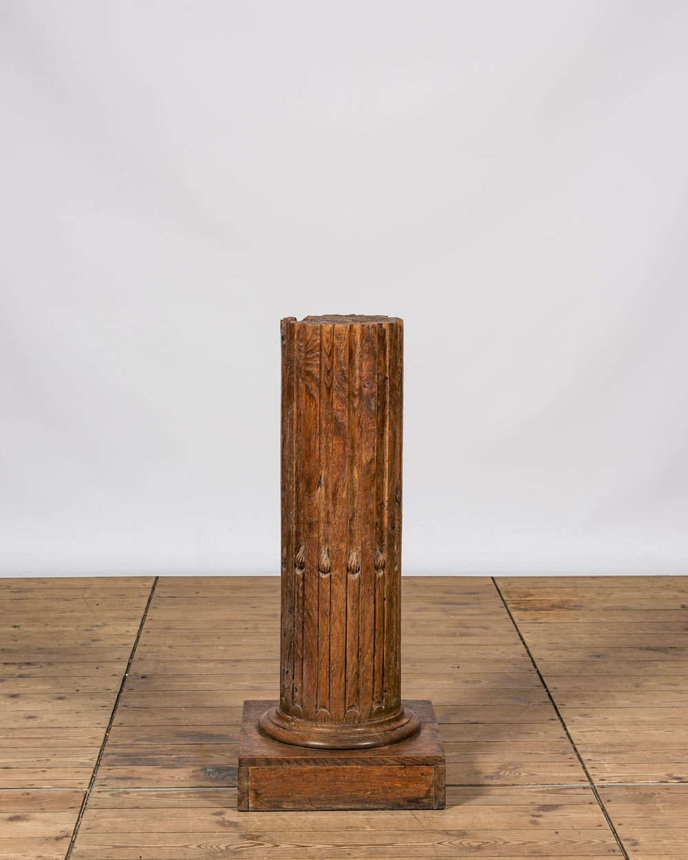 Een houten sokkel in de vorm van een gecanneleerde zuil, 19e eeuw