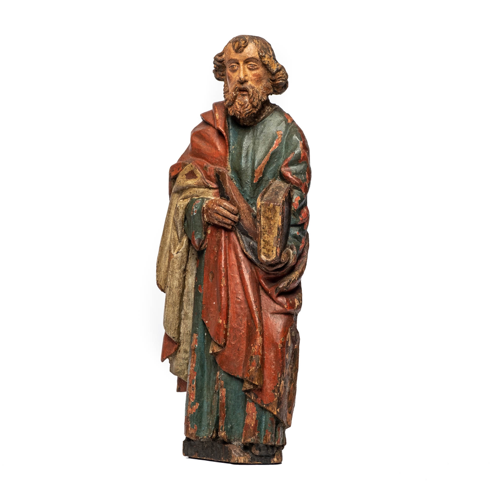 Een polychrome houten sculptuur van een apostel, 17e eeuw