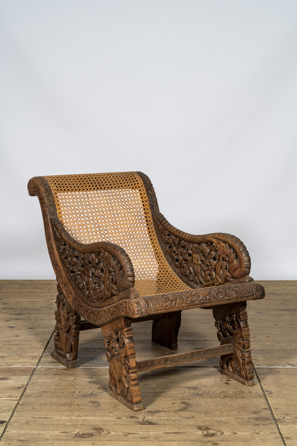 Een koloniale eikenhouten ajourgedecoreerde fauteuil met 'cannage', 19/20e eeuw