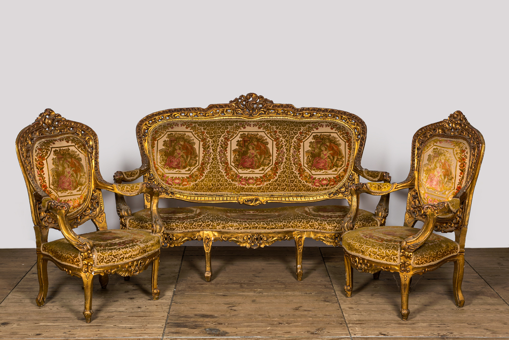 Een verguld houten salongeheel in Lodewijk XV-stijl bestaande uit een driezit sofa en twee armstoelen, 20e eeuw