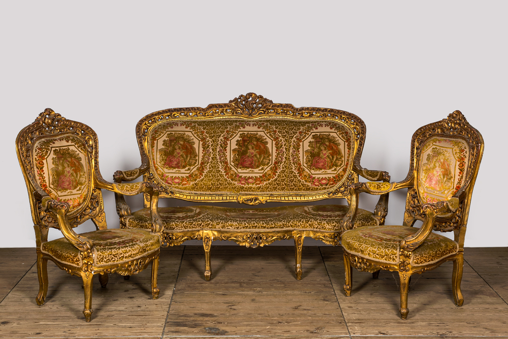 Ensemble de salon de style Louis XV en bois dor&eacute; compos&eacute; d'un canap&eacute; &agrave; trois places et de deux fauteuils, 20&egrave;me