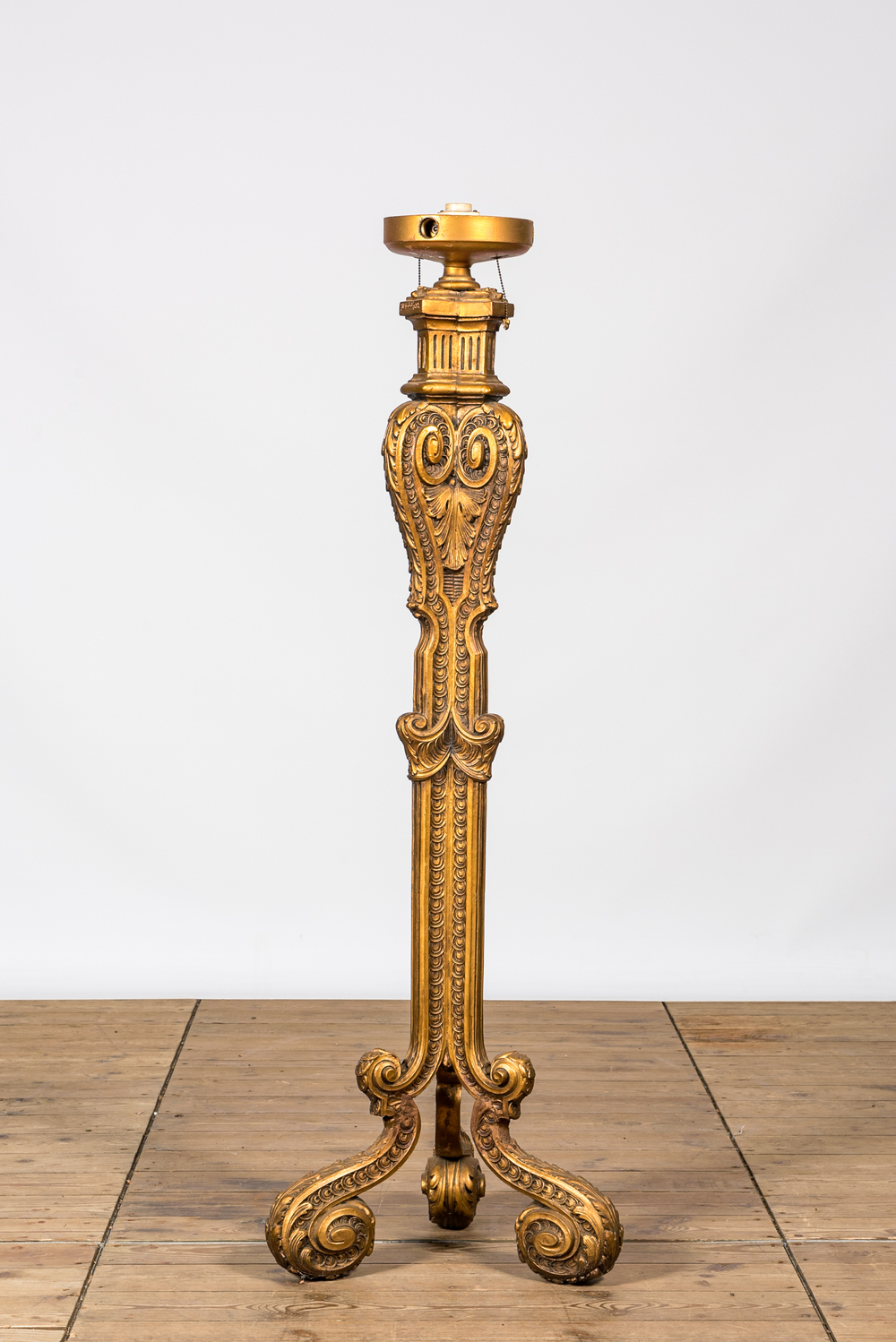 Een Franse verguld houten vloerlamp in historiserende stijl, ca. 1900
