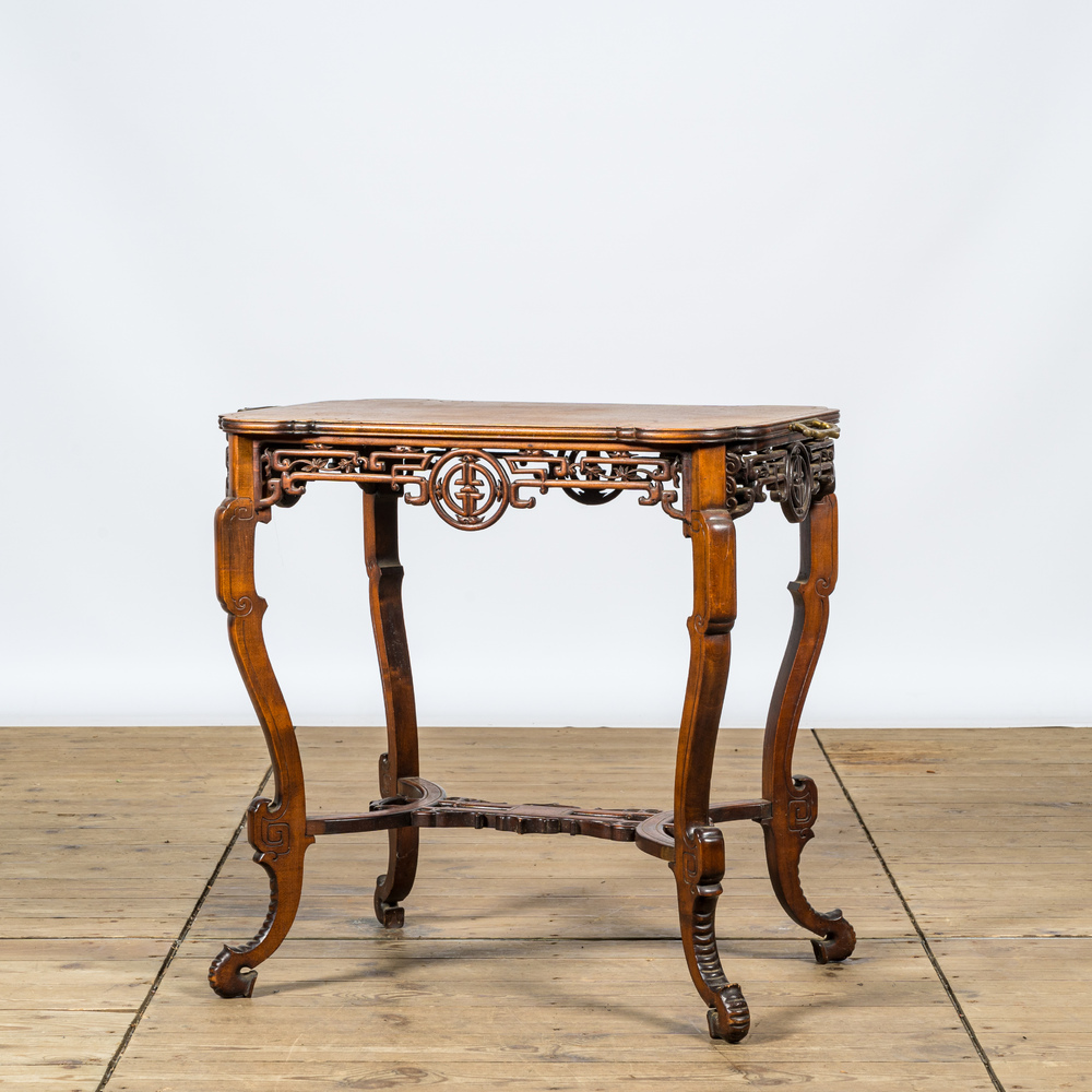 Table en bois sculpt&eacute; de style chinois d'apr&egrave;s Viardot, 19/20&egrave;me