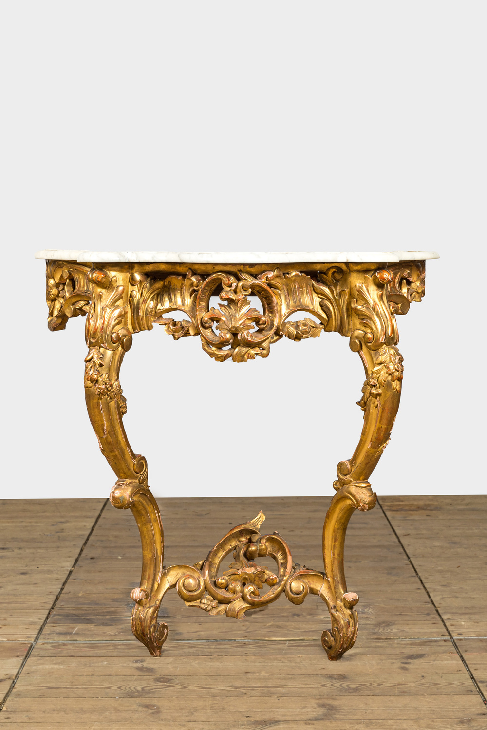 Een vergulde houten console, 18/19e eeuw