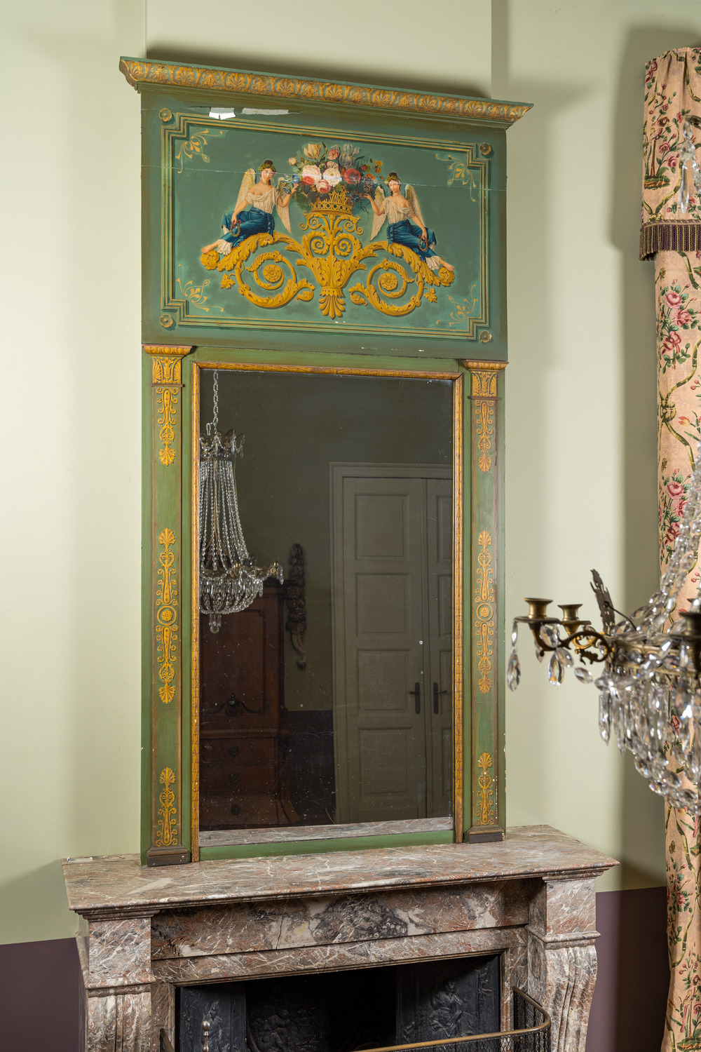 Een grote polychrome houten spiegel in neoclassicistische stijl, 19/20e eeuw