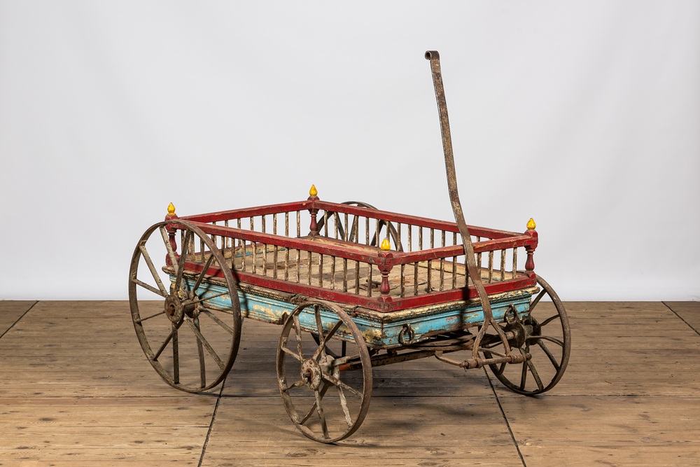 Chariot en bois polychrome, 19&egrave;me