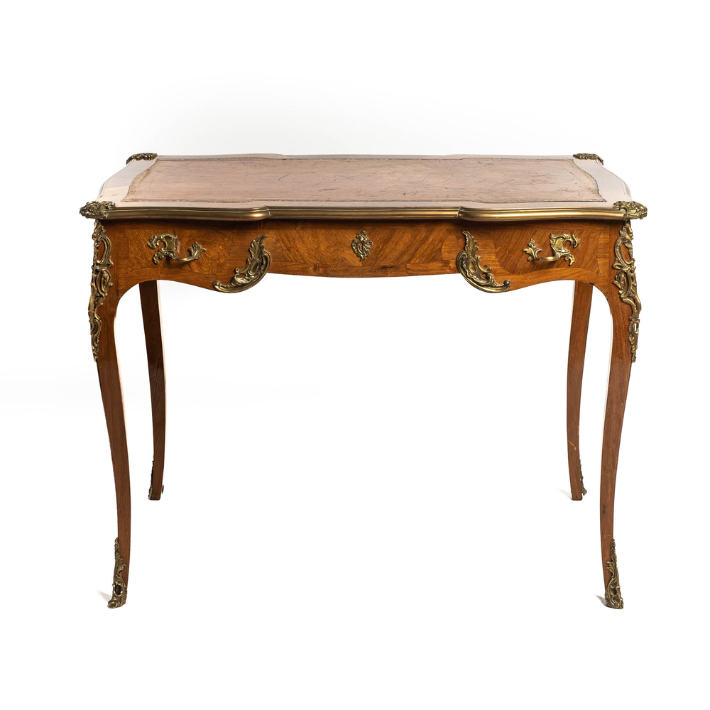 Bureau de dames de style Louis XV en placage d'acajou et montures en bronze dor&eacute;, 19&egrave;me