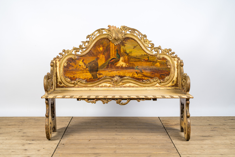 Een Italiaanse polychrome en vergulde houten zitbank met pluimvee in een landschap, 19e eeuw