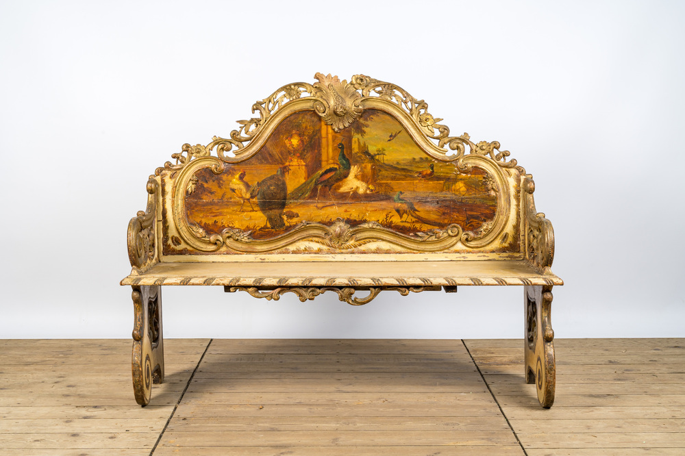 Banc en bois polychrome et dor&eacute; &agrave; d&eacute;cor de volailles dans un paysage, Italie, 19&egrave;me