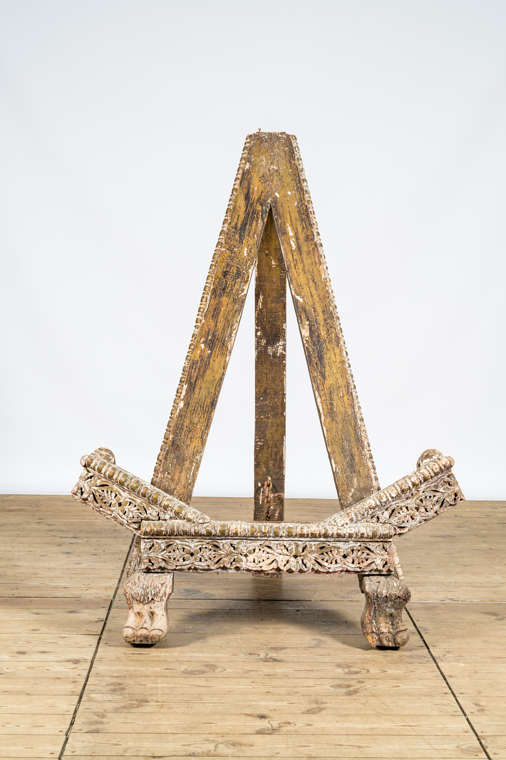 Chevalet tripod de style coloniale en bois sculpt&eacute; et partiellement dor&eacute;, 18&egrave;me et apr&egrave;s