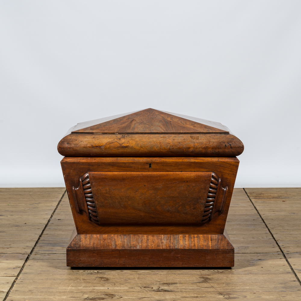 An English Victorian mahogany wine cooler, 19/20th C.