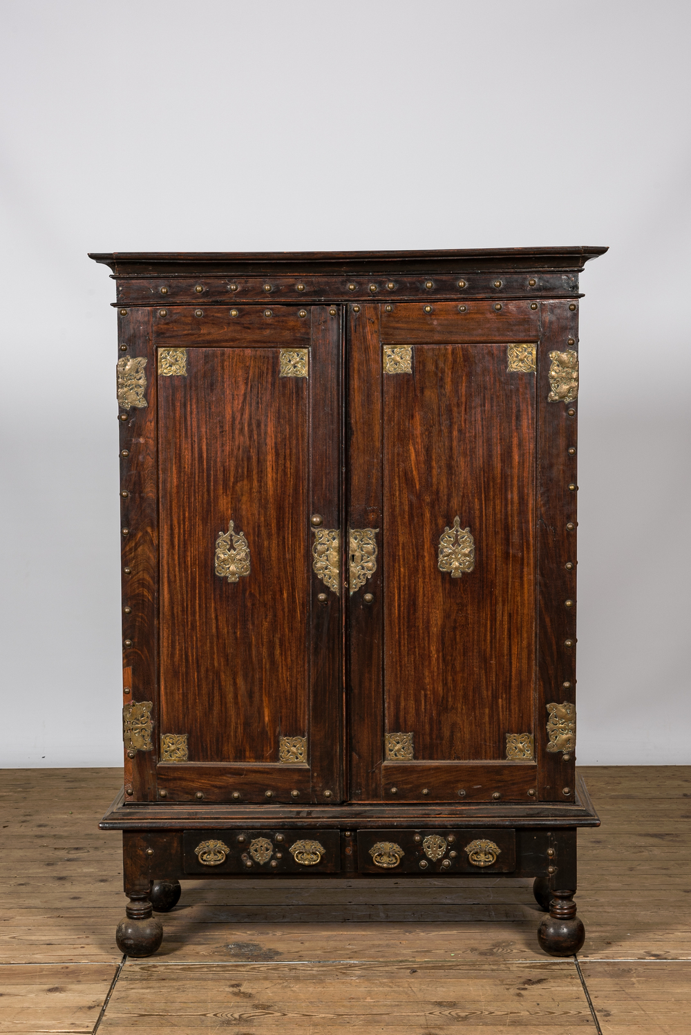 Cabinet &agrave; deux portes aux montures en laiton, Angleterre coloniale, 19&egrave;me