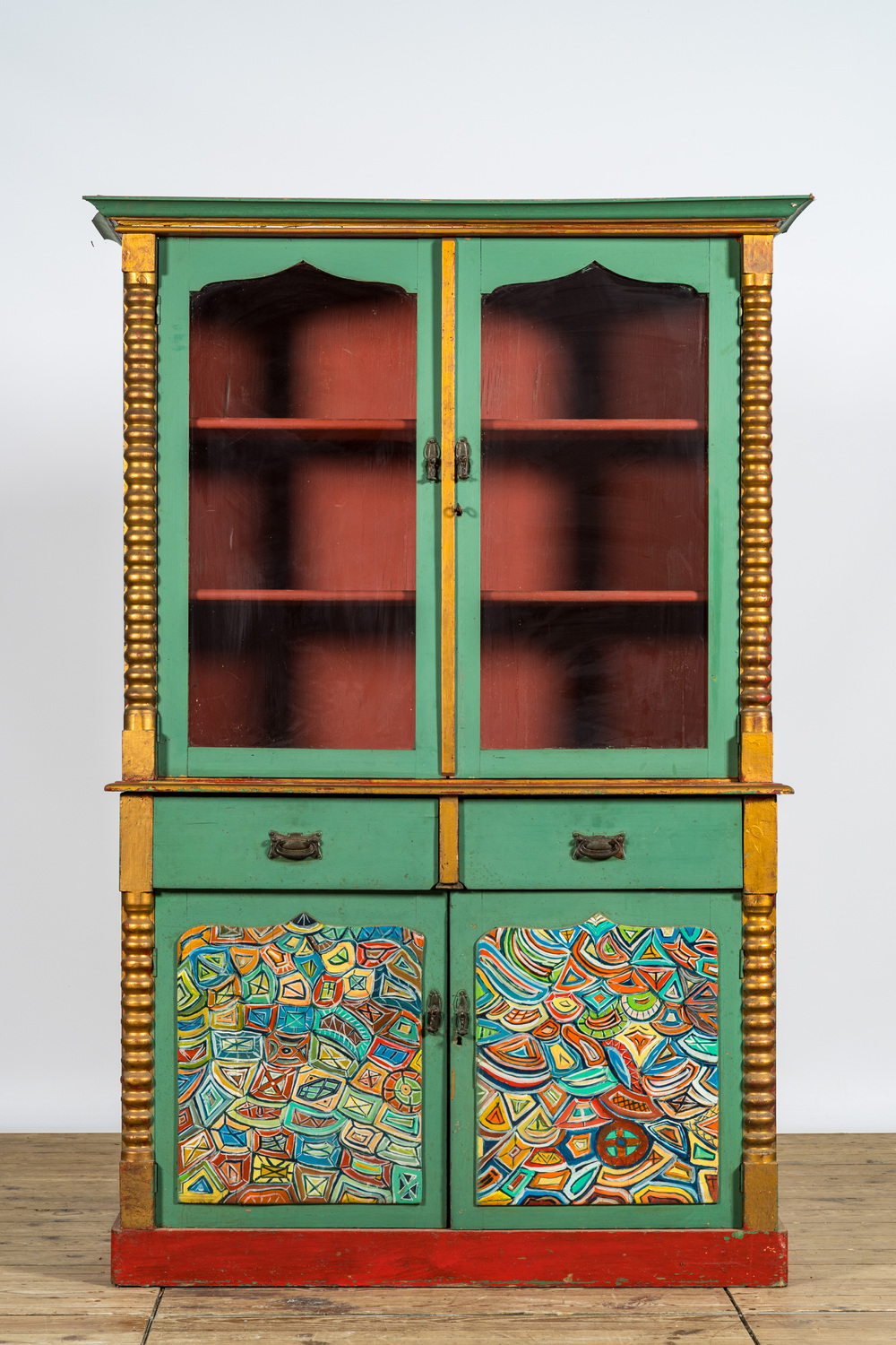 Une vitrine en bois dor&eacute; et polychrome, 20&egrave;me