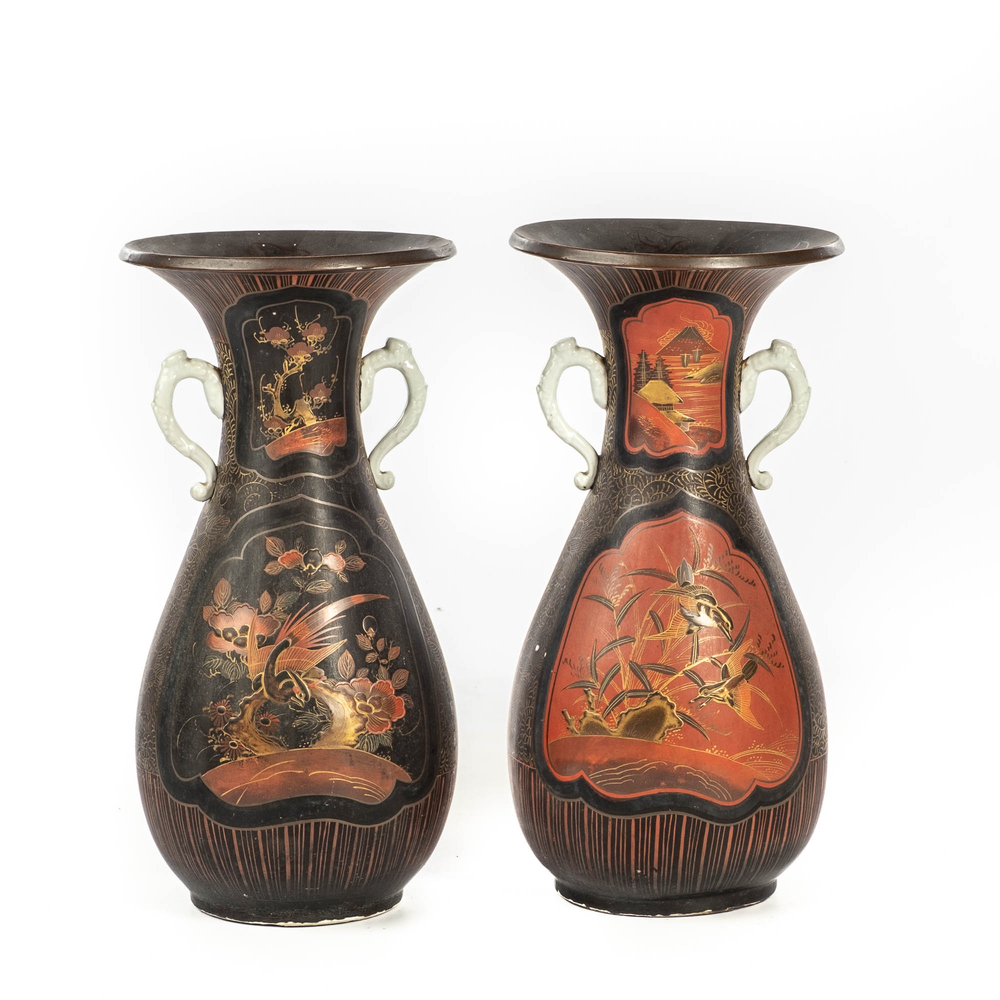 Une paire de vases en porcelaine de Japon rehauss&eacute;e de laque, Meiji, 19&egrave;me