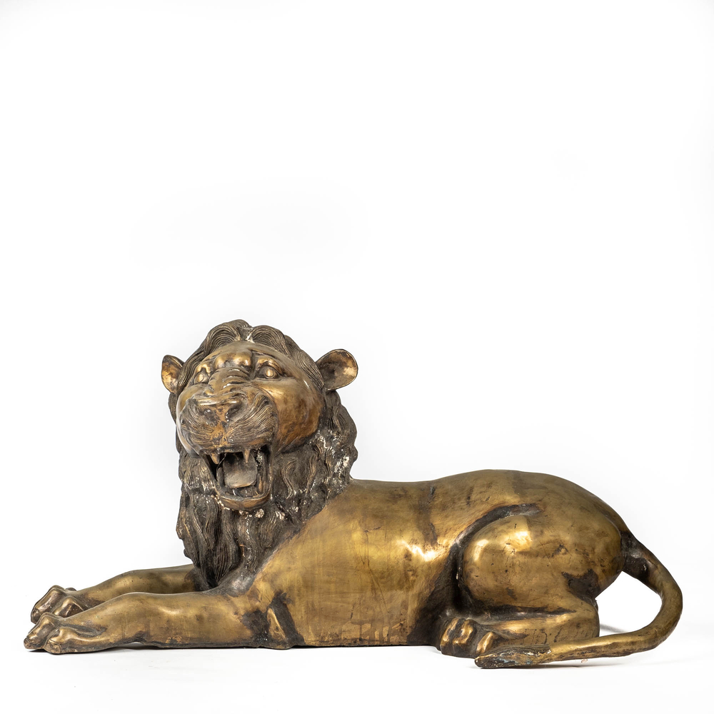 Lion couch&eacute; en bronze patin&eacute;, 20&egrave;me