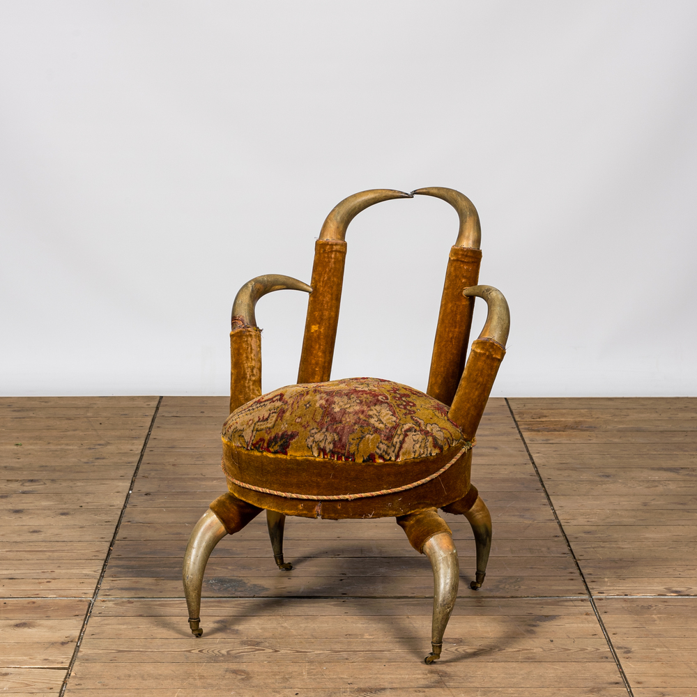 Een stoel gevormd door koehorens, 19e eeuw