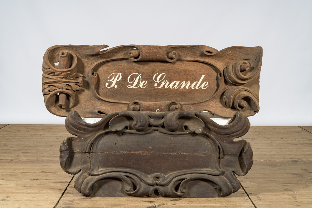 Een paar gesculpteerde houten naamborden, &eacute;&eacute;n met inscriptie P. De Grande, 20e eeuw