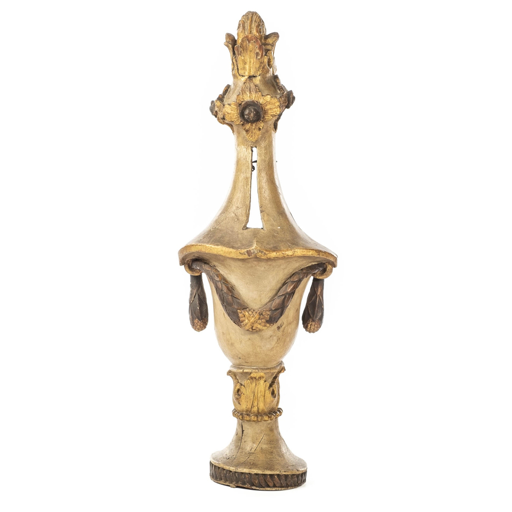 Een polychroom houten ornament in de vorm van een urne, wellicht Frankrijk, 19e eeuw