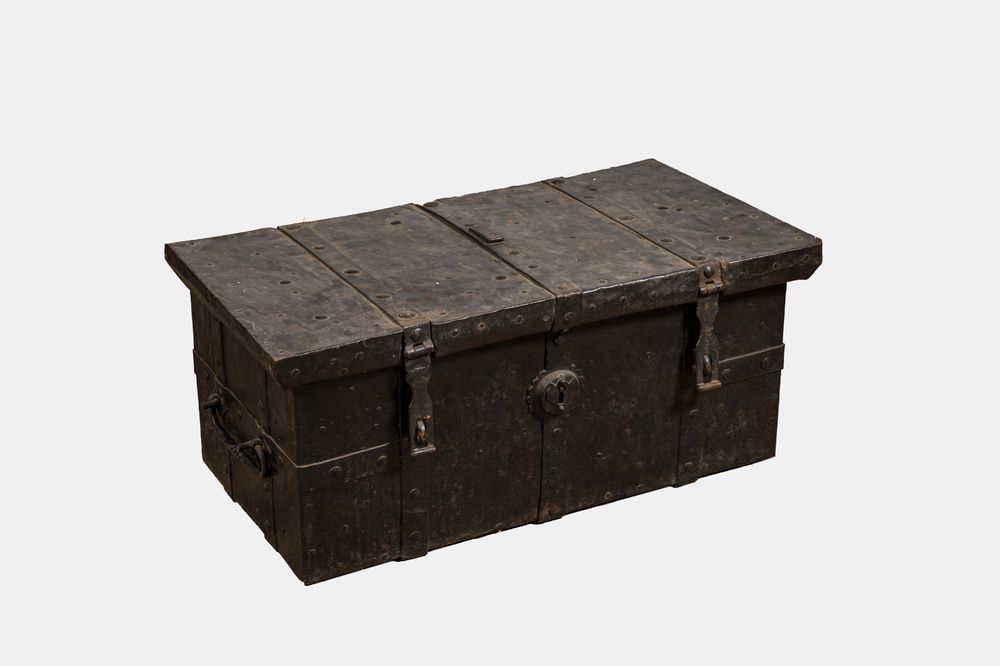 Een houten koffer met smeedijzeren beslag en bekleed met plaat, 19e eeuw